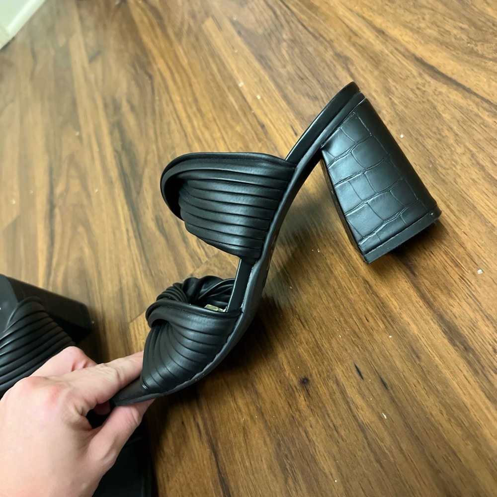 Black heels size 8!